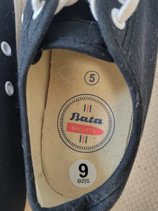 Bata Bullets Low Top Shoes Black with White Accents Men's Size 6 - Picture 4 of 8